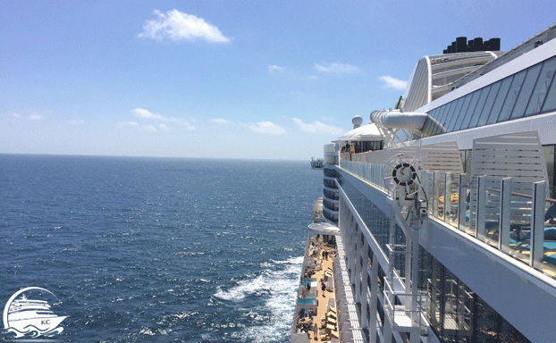 Kreuzfahrtschiff auf dem Meer Kreuzfahrten