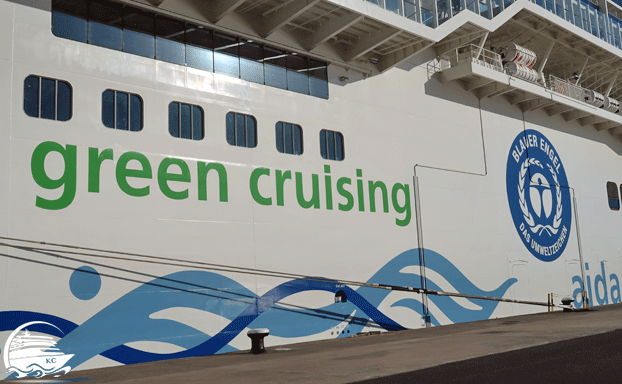 Der Umweltengel an der Bordwand von AIDAnova. Kreuzfahrt mit Umweltengel