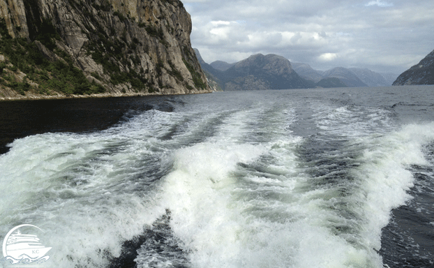 Bootsfahrt auf dem Lysefjord - Stavanger auf eigene Faust Stavanger auf eigene Faust - Blick auf die Heckwellen im Lysefjord