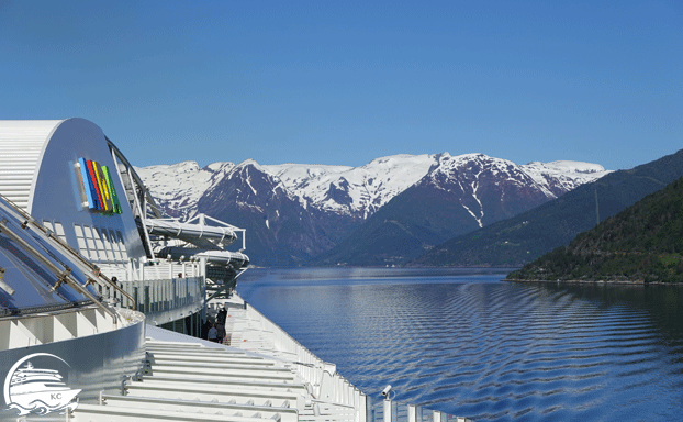 Kreuzfahrten ab K iel nach Skandinavien AIDAnova fährt durch einen Fjord in Norwegen