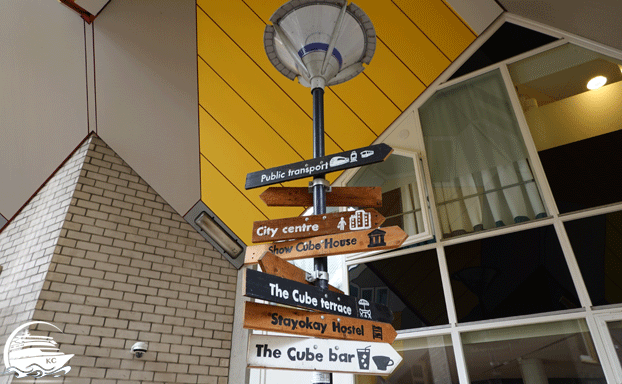 Wegweiser im Kubushaus Rotterdam auf eigene Faust - Wegweiser im Kubushaus