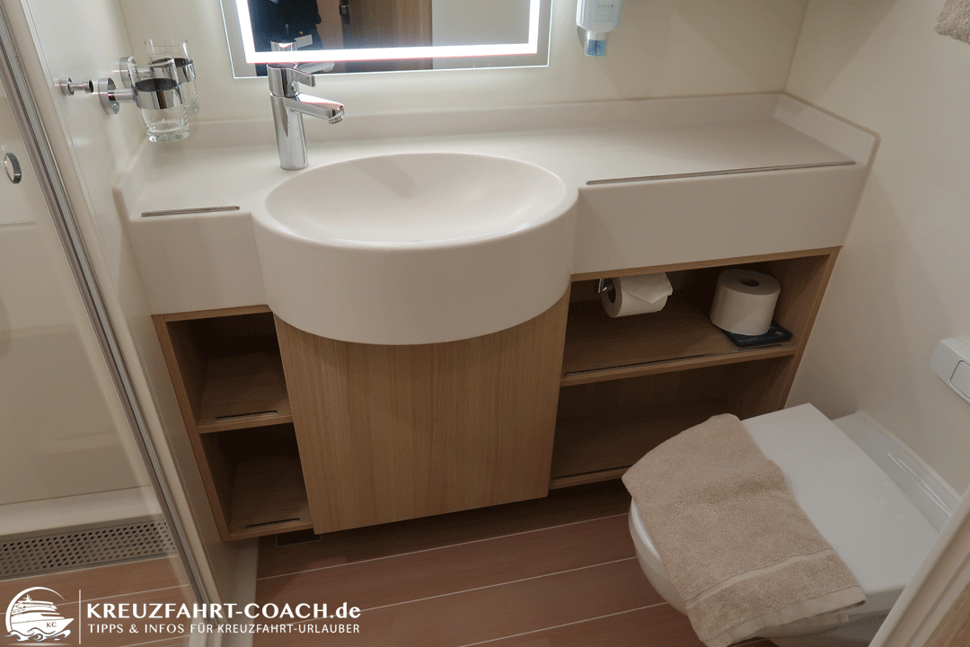 Blick ins Badezimmer AIDAnova Innenkabine 5095 - Blick ins Badezimmer