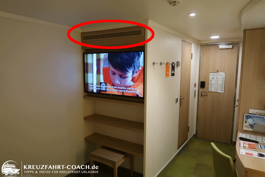 Großer Fernseher und der Luftauslass der Klimaanlage. AIDAnova Innenkabine 5095 - Großer Fernseher und der Luftauslass der Klimaanlage.