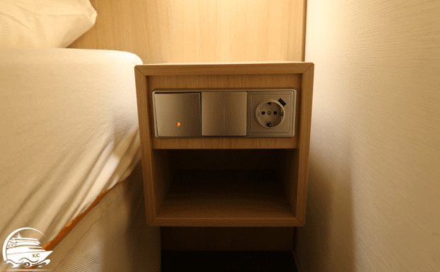 Nachttisch rechts mit Steckdose AIDAnova Innenkabine 5095 - Nachttisch rechts mit Steckdose