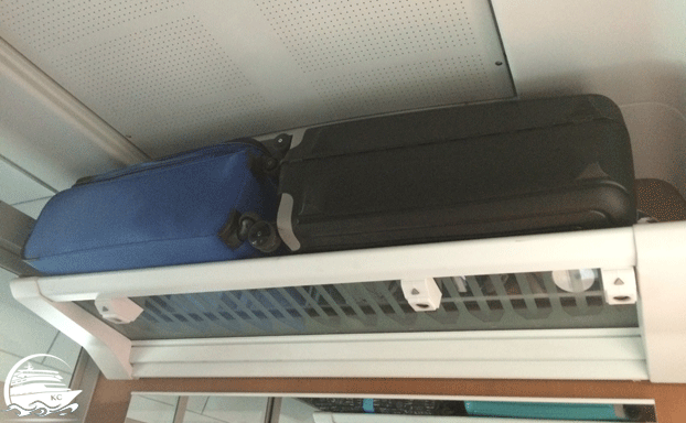 Koffer in der Ablage im Abteil AIDAperla Reisebericht 2017 - Bahnanreise