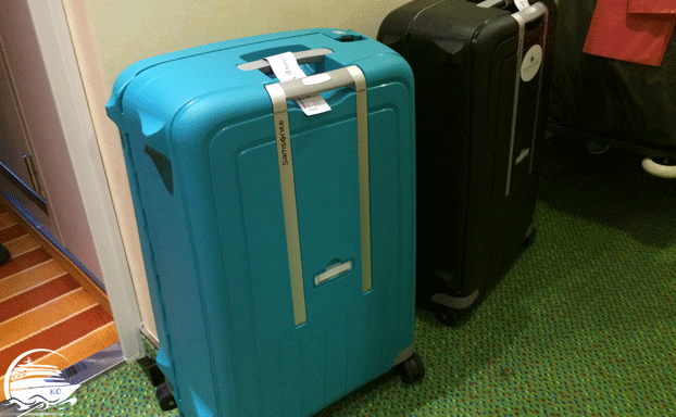 Koffer vor der Kabinentür AIDA Check-Out - Koffer vor der Kabinentür