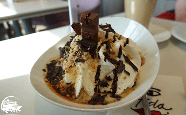 Eisbecher an der Eisbar Eisbecher an der Eisbar