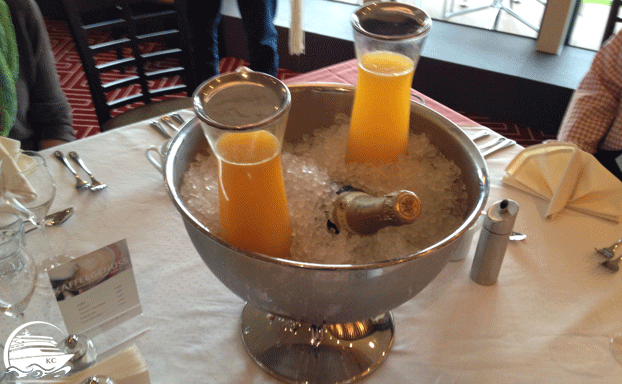 Frisch gepresster O-Saft und Sekt Frisch gepresster O-Saft und Sekt