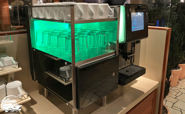 Kaffe vom Automaten im Buffetrestaurant ist in AIDA ALL INCLUSIVE enthalten. AIDA ALL INCLUSIVE - Kaffeeautomat im Buffetrestaurant