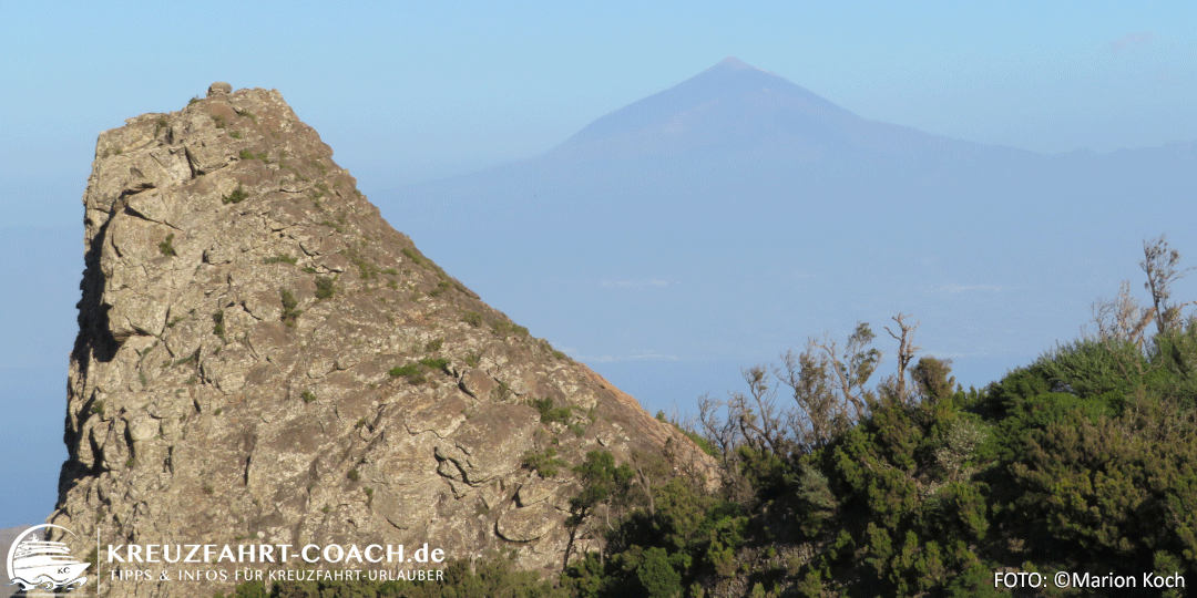 Ausflugstipps La Gomera - Roque de Agando mit dem Teide im Hintergrund