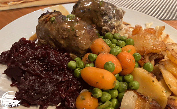 Rouladen, Gemüse, Bratkartoffeln, Rotkraut AIDAcosma Restaurants Erfahrungen - Beispiel Buffet-Essen - Rouladen, Gemüse, Bratkartoffeln, Rotkraut