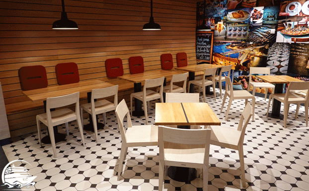 Sitzecke AIDAcosma Restaurants Erfahrungen - Street Food - Sitzecke