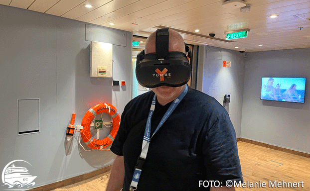 Daniel mit VR-Brille AIDAcosma Tipps - Virtual Reality Abenteuer