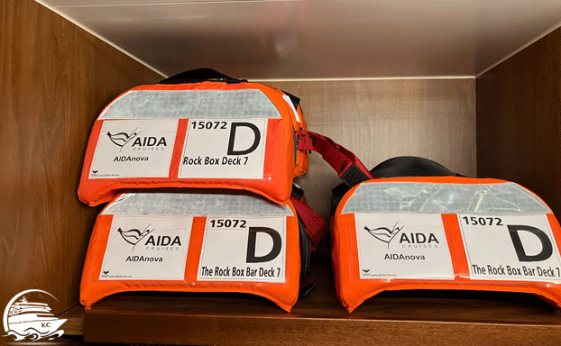 Rettungswesten im Schrank AIDA Kabinen Ausstattung - Rettungswesten im Schrank