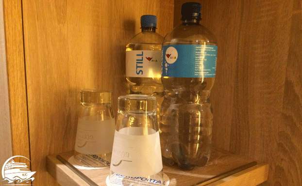 Wasserflaschen und Gläser AIDA Kabinen Ausstattung - Wasserflaschen und Gläser