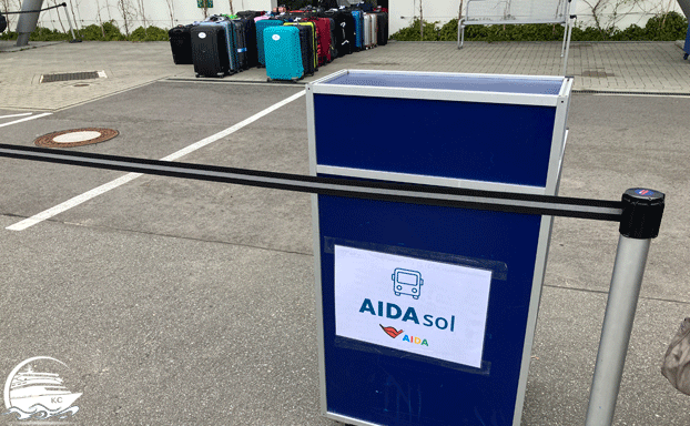 Kofferabgabe beim Check-In Kofferabgabe beim Check-In