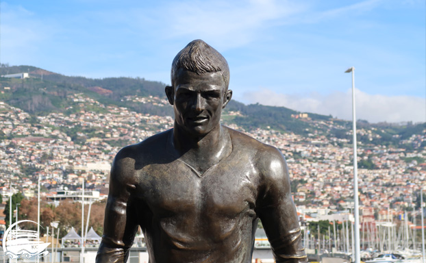 Cristiano Ronaldo Statue in Funchal Madeira Sehenswürdigkeiten - Funchal - Cristiano Ronaldo Statue