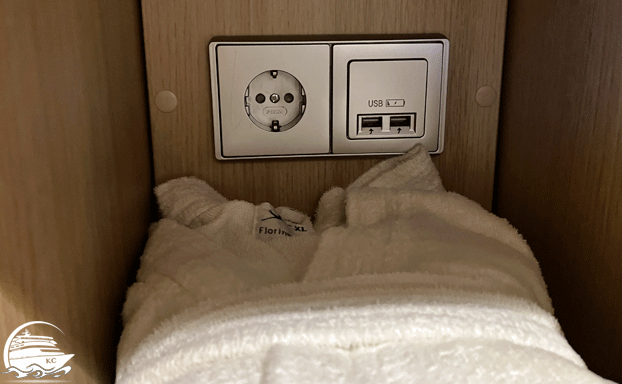 AIDA Einzelkabine 9170 AIDAnova - Steckdose und Bademantel AIDA Einzelkabine - Steckdose und Bademantel