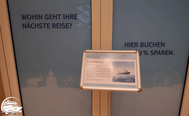 Buchung beim TUI Cruises Reiseberater an Bord Allein auf Kreuzfahrt - Buchung beim TUI Cruises Reiseberater an Bord