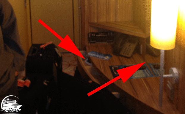 Kleine Schreibecke mit Spiegel und Föhn in der Schublade AIDAstella Kabinen Bewertung - Kabine 7312 - Kleine Schreibecke mit Spiegel und Föhn in der Schublade