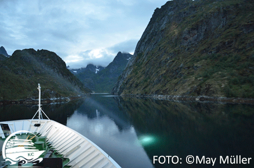 Fahrt durch einen Fjord in Norwegen. Mit Hurtigruten durch die Fjorde in Norwegen.