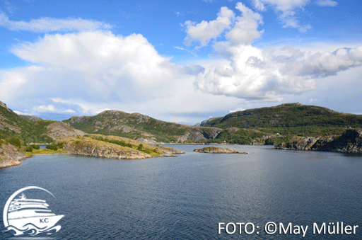 Landschaft in Norwegen. Blick vom Hurtigruten Schiff auf die Landschaft.