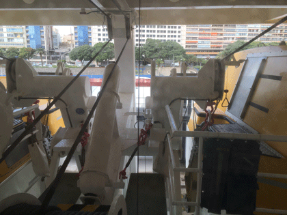 AIDAblu Kabine 6227 - Ausblick Blick aus der Kabine, vor der ein Rettungsboot hängt.