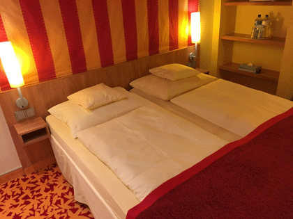 AIDAblu Kabine 8312 - Bett Blick auf das Doppelbett