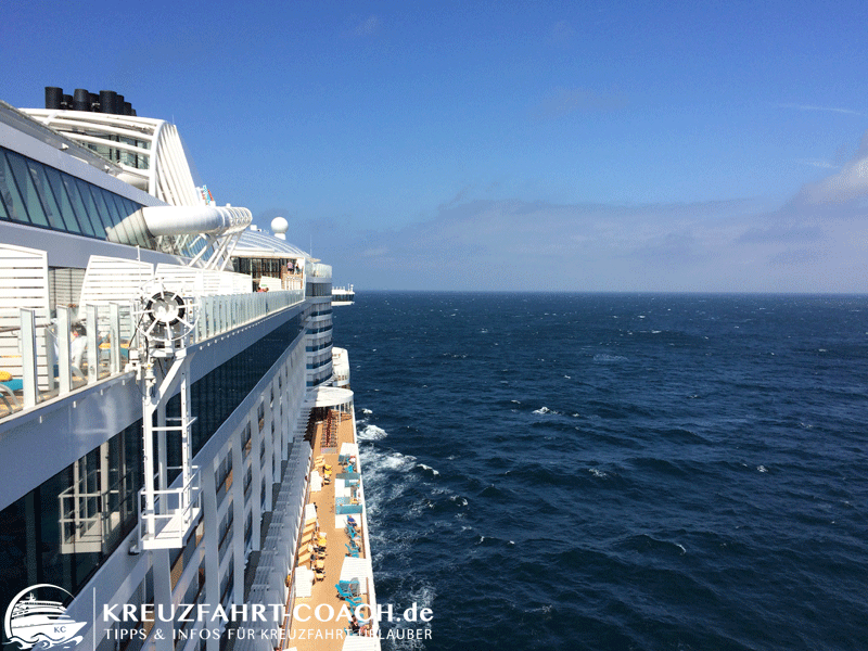 AIDAprima auf See Auch während der Fahrt kein schwarzer Rauch zu sehen.