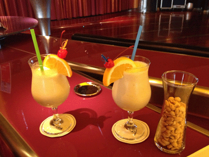 AIDA Getränkepaket - Alkoholfreie Cocktails 2 alkoholfreie Cocktails auf dem Tresen an der AIDA Bar