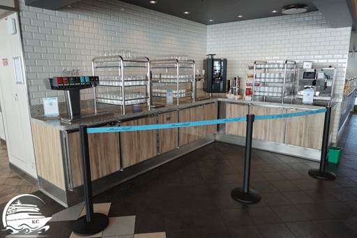 Getränkestation im Ankelmannsplatz Das Zapfen übernimmt ein Mitarbeiter. Man bekommt die gewünschten Getränke gereicht.