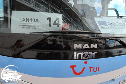 Reisebus mit Schild Ausflug "LAN40A" / Bus 14