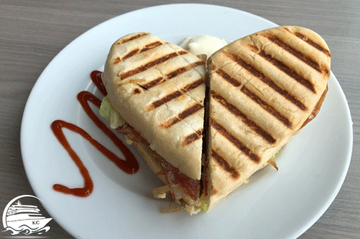 In der Backstube kann man sich Baguettes nach Wunsch belegen lassen. Baguette in Herzform mit Ei, Salat, Zwiebeln, Salami, ..