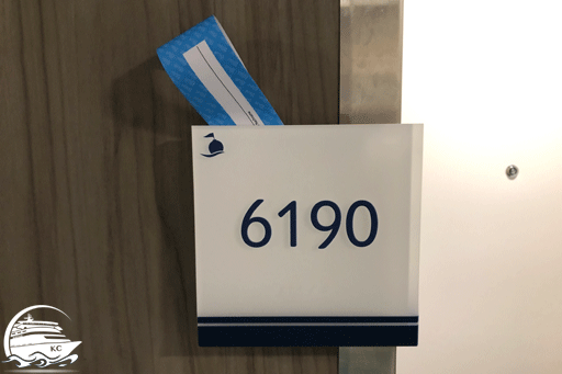 Bandarole für die Abreise an der Kabinentür Jedes Abreisezeitfenster hat eine andere Farbe.