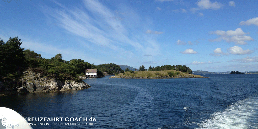 Bergen - Bootsfahrt auf dem Fjord Blick vom Ausflugsboot auf die Fjordlandschaft bei Bergen, Norwegen.
