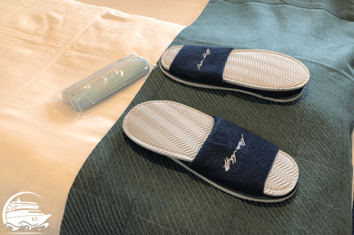 Masken auf dem Bett in der Kabine Es lagen einige Masken bei der Anreise auf der Kabine.