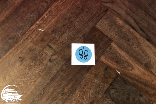 Markierung auf dem Boden Bei der Sicherheitsunterweisung war vorgegeben, wo man sich hinstellen musste.