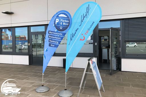 Parken und Meer in Steinwerder. Das Büro von Parken und Meer kann man durch die aufgestellten Banner nicht übersehen.
